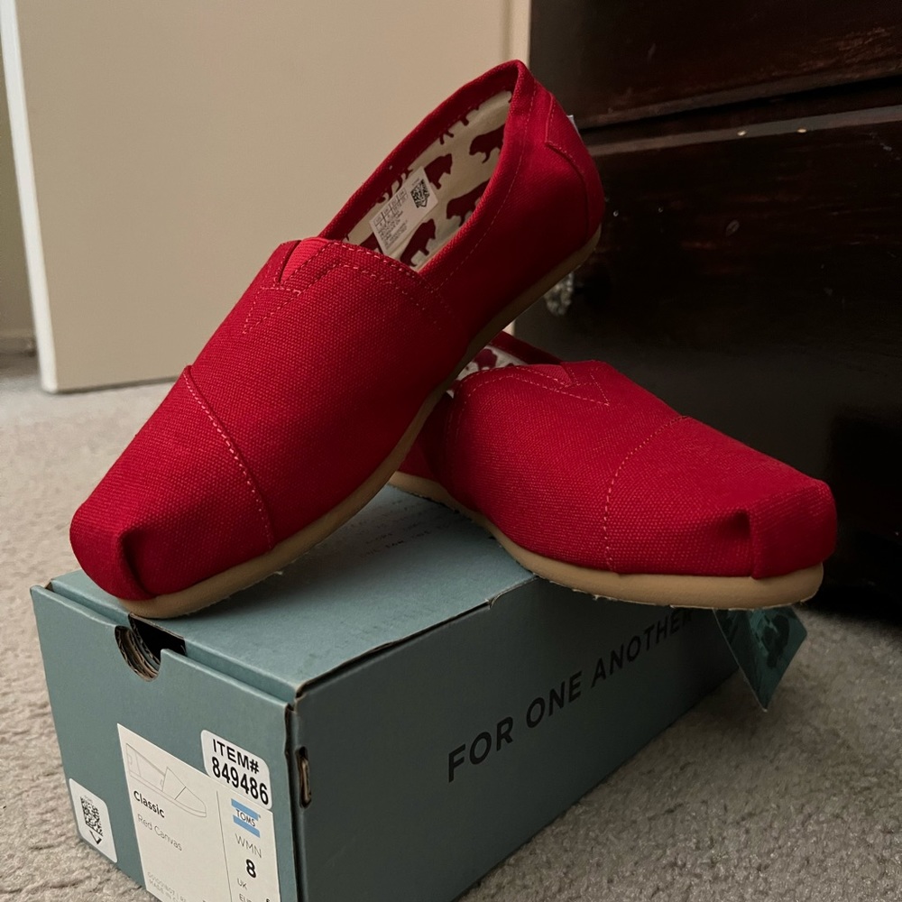 NWT Toms red classics